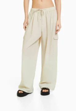 BERSHKA Wide Balloon Fit - Flared Jeans - Beige