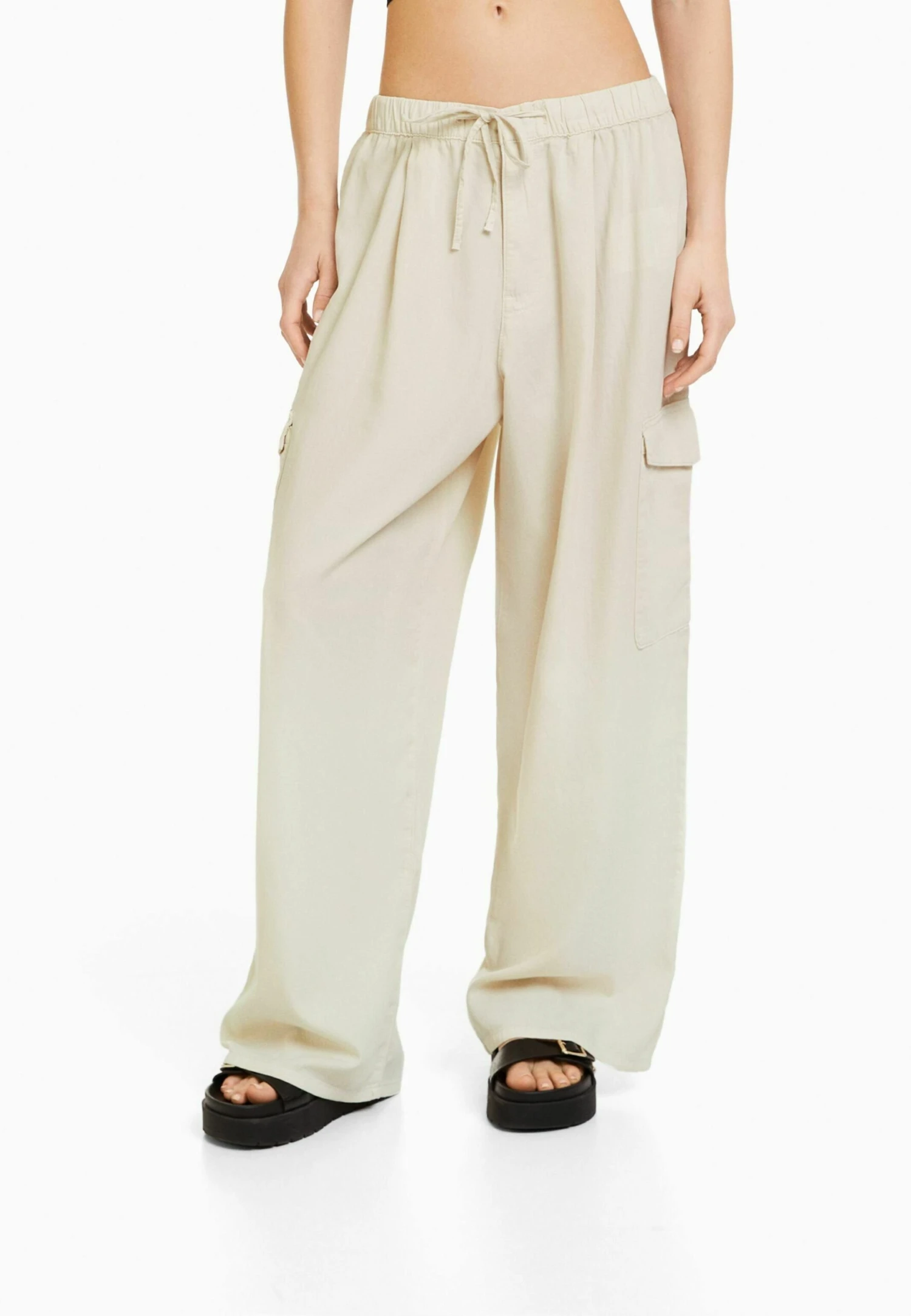 BERSHKA Wide Balloon Fit - Flared Jeans - Beige 1 BERSHKA Wide Balloon Fit - Flared Jeans - Beige