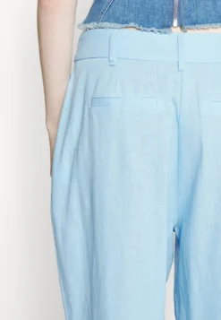 DKNY Pleated Trouser - Broek - Frosting Blue 11 DKNY Pleated Trouser - Broek - Frosting Blue -ESPRIT Winkel 1c659fa093224e8db1b04be680d1c246 scaled