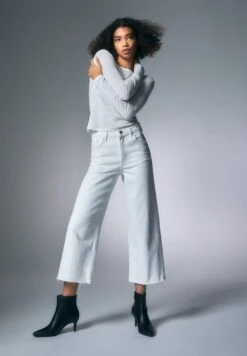 PULL & BEAR Basic- Flared Jeans - Off White -ESPRIT Winkel 2c97b61fb1024a658f07aea12daa6d05