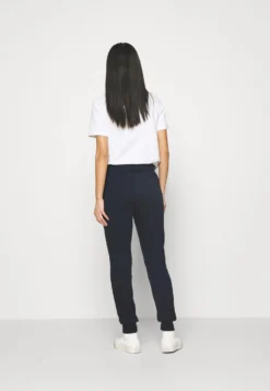 Armani Exchange Pantaloni - Trainingsbroek - Navy -ESPRIT Winkel 2cbfb898f78a418fa33ae000359caa24 scaled