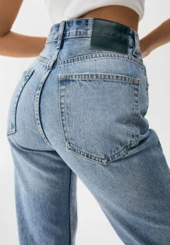 PULL & BEAR Straight Leg Jeans - Blue Denim -ESPRIT Winkel 41c56c4815f1469f98175b4de4bf9c37