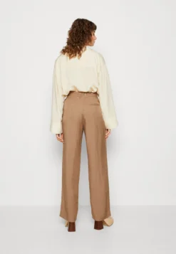 SAMSØE SAMSØE Agneta Trousers - Broek - Dark Elmwood -ESPRIT Winkel 42b1ef935d364e7eafc6f7842b267667 scaled