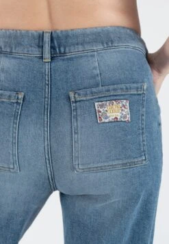 Cache Coeur Kelly - Straight Leg Jeans - Mid Blue -ESPRIT Winkel 46ab3c375474457f9764f927369f80e0