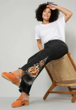 Flared Jeans - Schwarz -ESPRIT Winkel 4b826aa944f542c1a73cb068ff1742dc scaled