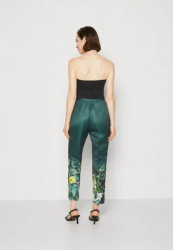 Ted Baker Aikaat Printed Narrow Peg Trouser - Broek - Dark Green 8 Ted Baker Aikaat Printed Narrow Peg Trouser - Broek - Dark Green -ESPRIT Winkel 4cecc5924cf94a0b89f95214c30c904a scaled