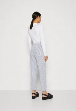 ESPRIT Seersucker - Trainingsbroek - Navy -ESPRIT Winkel 633b1370f9b5481b822ab48f3ed5ecf1 scaled