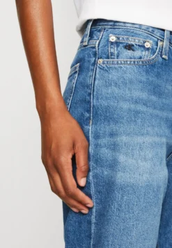 Calvin Klein Jeans Mom - Relaxed Fit Jeans - Denim Dark -ESPRIT Winkel 99294bd0a57847e5acd93f816d963536 scaled