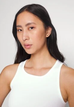 ONLY Onlvicky Seamless O-Neck Cropped - Hemd - White -ESPRIT Winkel 9acd3fe7a1264a8bbd3e65043c2f0b9b