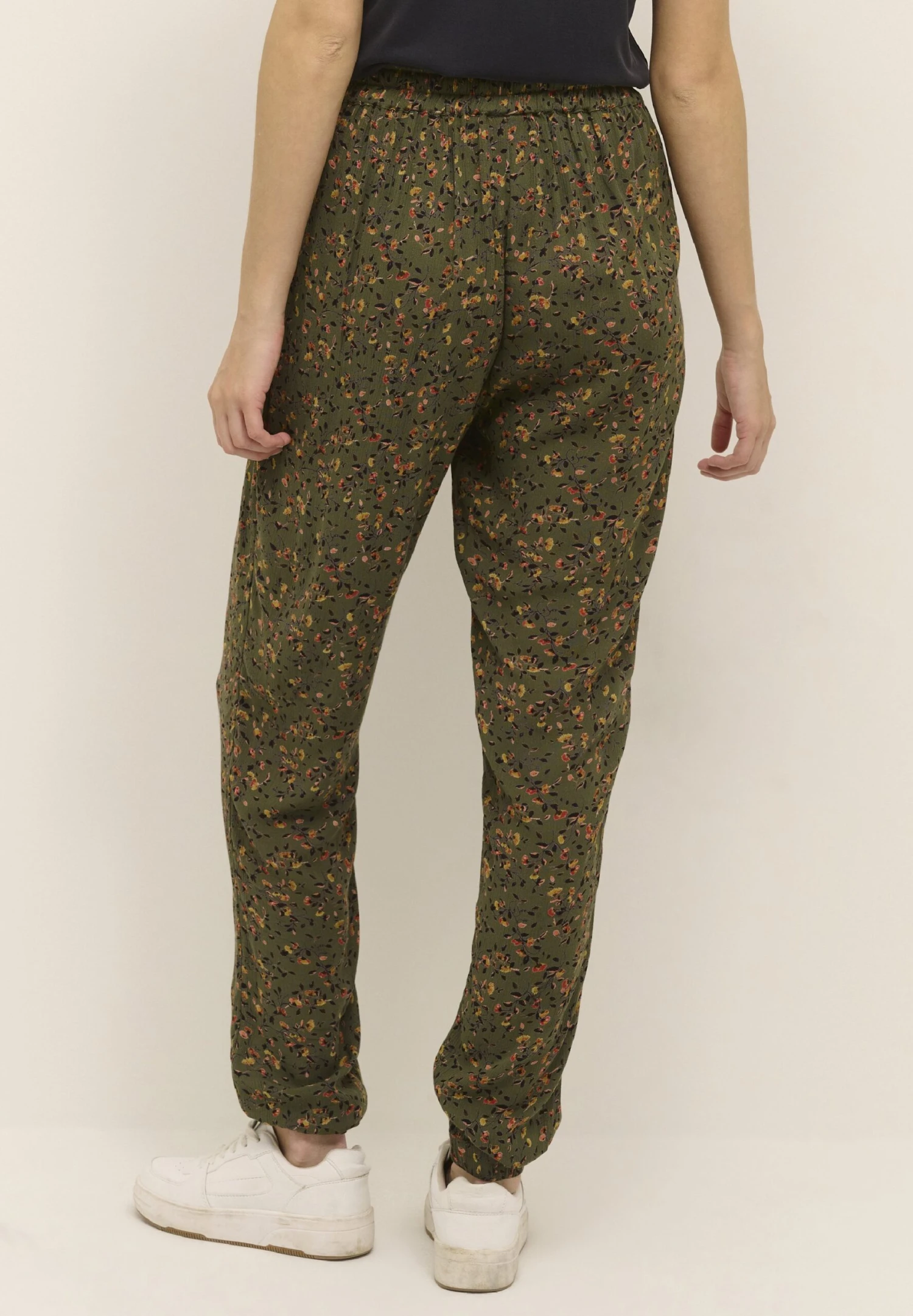 Kaffe Kapaolin Pants - Broek - Green Multi Col. Flower Print 3 Kaffe Kapaolin Pants - Broek - Green Multi Col. Flower Print - Afbeelding 3