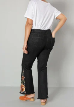 Flared Jeans - Schwarz -ESPRIT Winkel a96b4b57ee0a487eb86e6d96d2d5bb87 scaled