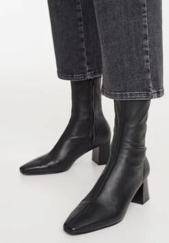 OPUS Lani Light Coal - Straight Leg Jeans - Stone Used Black -ESPRIT Winkel c07fd09e52864453be8132d4a36fd2a3